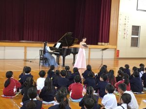 アウトリーチ事業（声楽ワークショップ）で本物の歌にふれました