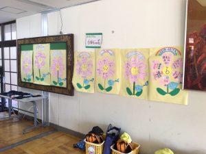 校内人権週間で作った「もちあじの花」を掲示しました