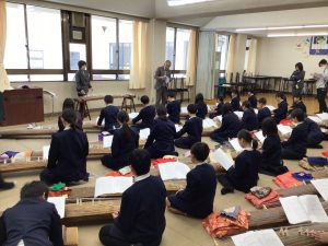 ５・６年生で箏体験を行いました