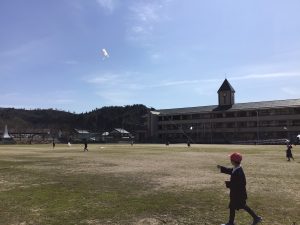 １年生で凧あげをしました